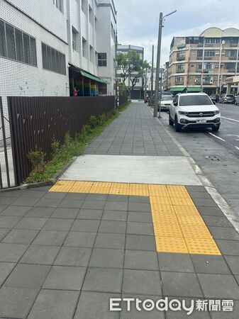 ▲台南市政府投入670萬元完成佳里區仁愛國小第2期通學步道整建工程,改善過去人車爭道問題。(記者林東良翻攝,下同)