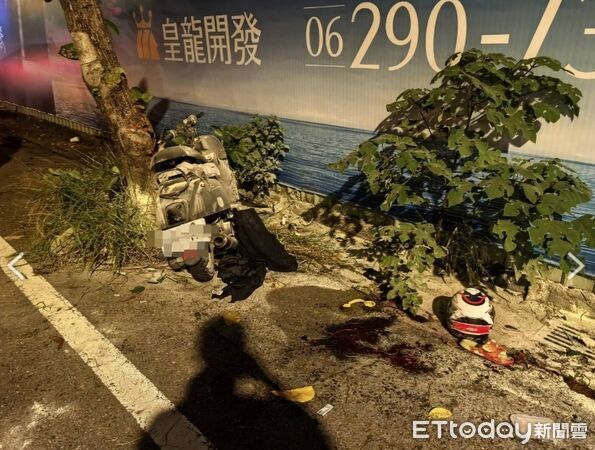 ▲17歲劉姓少年無照騎車搭載王姓女友,行經台南安平區安北路時撞上路樹,2人送醫後均宣告不治。(記者林東良翻攝,下同)