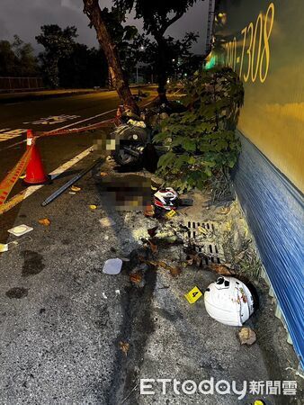 ▲17歲劉姓少年無照騎車搭載王姓女友,行經台南安平區安北路時撞上路樹,2人送醫後均宣告不治。(記者林東良翻攝,下同)
