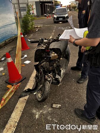 ▲17歲劉姓少年無照騎車搭載王姓女友,行經台南安平區安北路時撞上路樹,2人送醫後均宣告不治。(記者林東良翻攝,下同)
