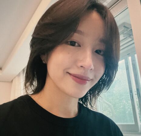 ▲未婚夫診所醫死人倒閉!Hani當場遭韓媒追問婚期 沉重開口了。(圖/翻攝自THE Biz YouTube)