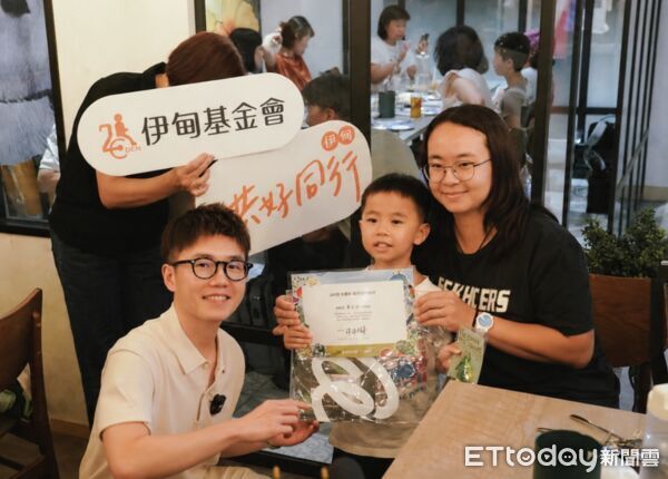▲JAI宅邀請參與創作的小朋友及家人到店共享餐點,見證自己的作品成為公益商品,留下溫暖回憶。(圖/記者游瓊華翻攝)
