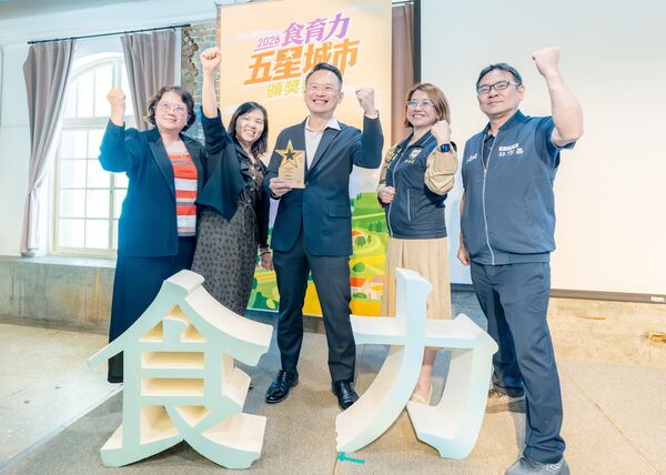 ▲桃園市副市長蘇俊賓出席「2026食育力城市大調查五星城市頒獎典禮」,會後與獲獎市府團隊合影。(圖/市府新聞處提供)