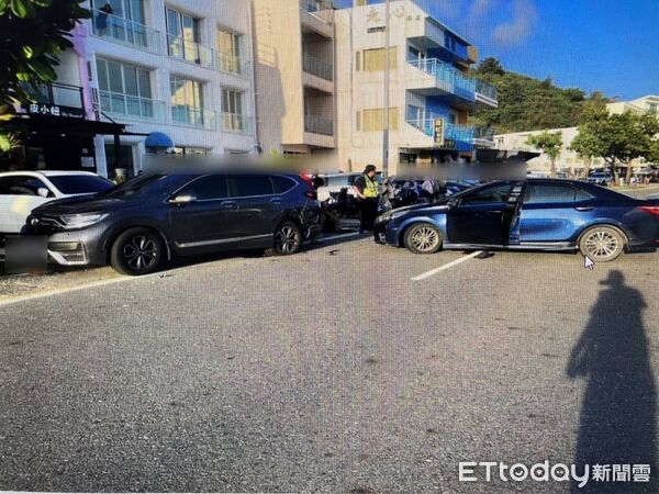 ▲屏東恆春南灣發生撞車事故釀3傷,警方於肇事駕駛身上查獲煙彈疑毒駕,將再採檢釐清案情。(圖/記者陳崑福翻攝)