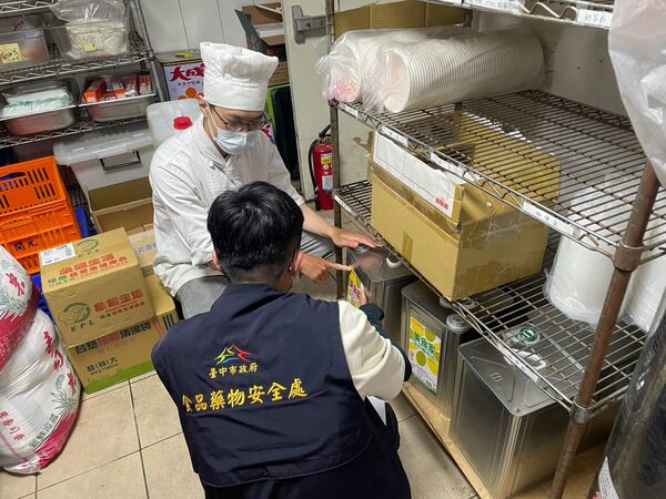 ▲▼台中追查 青花驕北中南15分店全中鏢致癌油。(圖/台中市食安處)