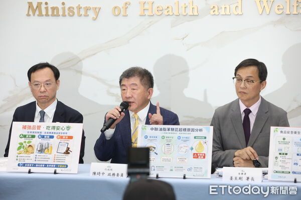 ▲▼ 衛福部食藥署說明中聯油脂股份有限公司油品苯駢芘超標事件調查結果記者會。左起財團法人食品工業發展研究所副所長楊炳輝、衛福部部長石崇良、政委陳時中、食藥署署長姜至剛、輔仁大學食品科學系講座教授陳炳輝 。(圖/記者劉耿豪攝)