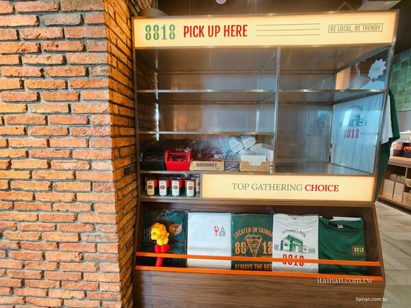 ▲8818 Pizza Restaurant 比薩屋南門店披薩炸雞套餐。(圖/《台南好FOOD遊》授權提供)