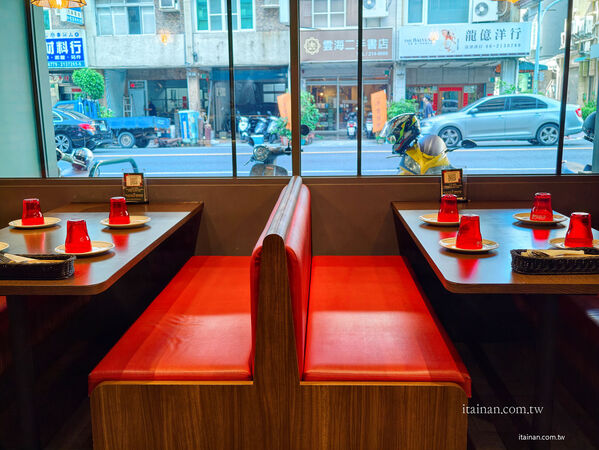 ▲8818 Pizza Restaurant 比薩屋南門店披薩炸雞套餐。(圖/《台南好FOOD遊》授權提供)