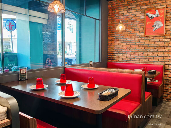 ▲8818 Pizza Restaurant 比薩屋南門店披薩炸雞套餐。(圖/《台南好FOOD遊》授權提供)