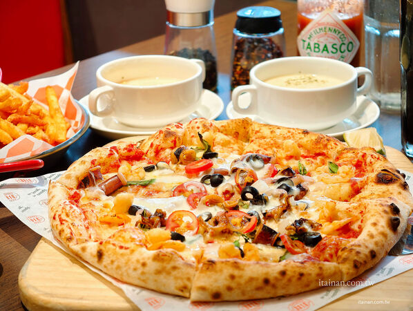 ▲8818 Pizza Restaurant 比薩屋南門店披薩炸雞套餐。(圖/《台南好FOOD遊》授權提供)
