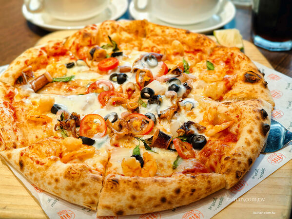 ▲8818 Pizza Restaurant 比薩屋南門店披薩炸雞套餐。(圖/《台南好FOOD遊》授權提供)