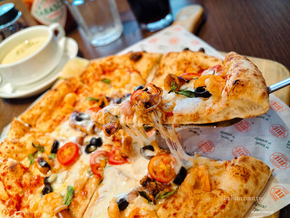 ▲8818 Pizza Restaurant 比薩屋南門店披薩炸雞套餐。(圖/《台南好FOOD遊》授權提供)