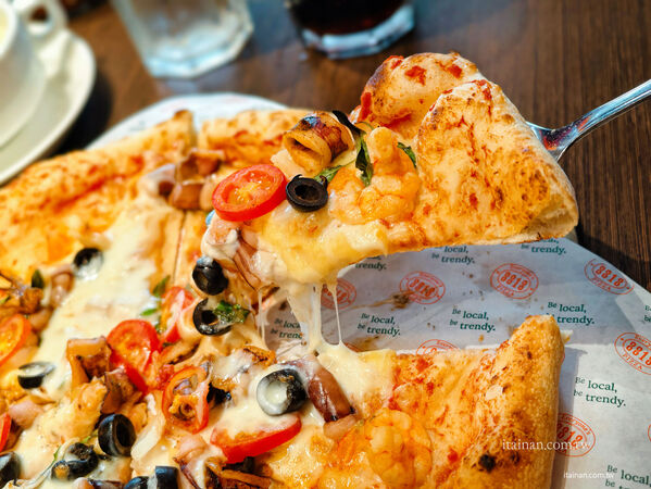▲8818 Pizza Restaurant 比薩屋南門店披薩炸雞套餐。(圖/《台南好FOOD遊》授權提供)