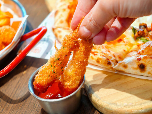 ▲8818 Pizza Restaurant 比薩屋南門店披薩炸雞套餐。(圖/《台南好FOOD遊》授權提供)