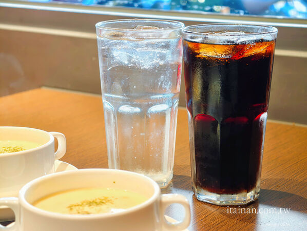 ▲8818 Pizza Restaurant 比薩屋南門店披薩炸雞套餐。(圖/《台南好FOOD遊》授權提供)