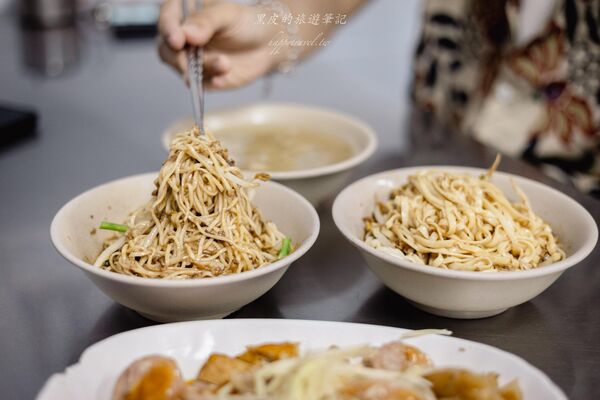 ▲▼恆春「秋香麵店」古早味乾麵。(圖/《黑皮的旅遊筆記》授權提供)