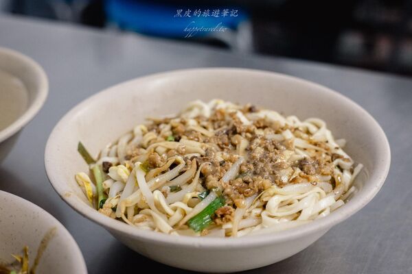 ▲▼恆春「秋香麵店」古早味乾麵。(圖/《黑皮的旅遊筆記》授權提供)