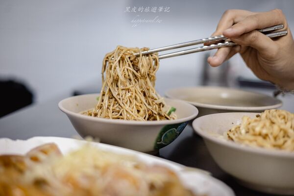 ▲▼恆春「秋香麵店」古早味乾麵。(圖/《黑皮的旅遊筆記》授權提供)