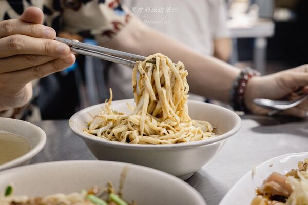 ▲▼恆春「秋香麵店」古早味乾麵。(圖/《黑皮的旅遊筆記》授權提供)
