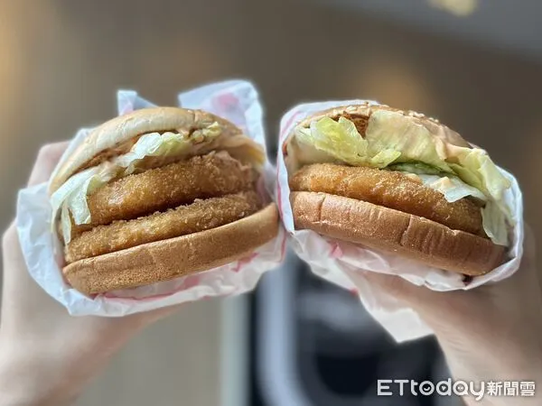 ▲▼麥當勞「海味揚蝦堡」、「海味雙層揚蝦堡」。(圖/記者蕭筠攝)