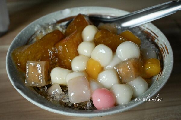 ▲▼三六食粑店內招牌鹼粽冰。(圖/《水晶安蹄》授權提供)