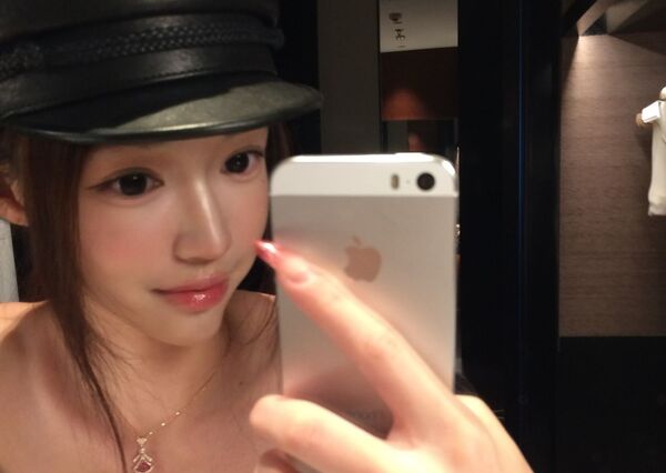 21歲國產車廠千金拿「舊iPhone」自拍！一抬頭「10萬元神帽」露餡