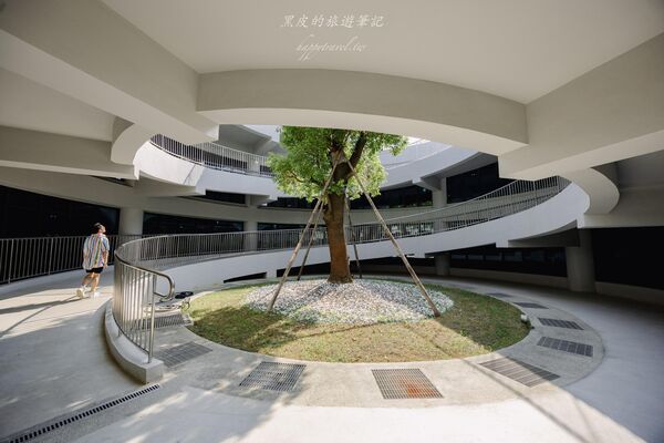▲▼恆春出火地質公園是墾丁近年新興景點,白天綠地公園、傍晚天然火焰交織。(圖/《黑皮的旅遊筆記》授權提供)