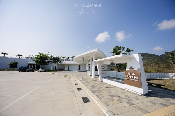 ▲▼恆春出火地質公園是墾丁近年新興景點,白天綠地公園、傍晚天然火焰交織。(圖/《黑皮的旅遊筆記》授權提供)