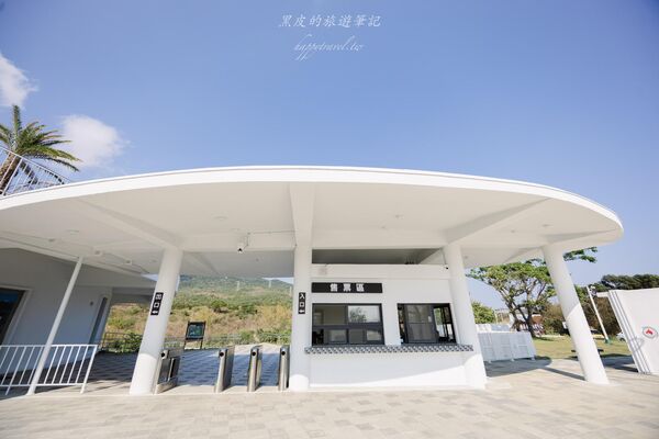 ▲▼恆春出火地質公園是墾丁近年新興景點,白天綠地公園、傍晚天然火焰交織。(圖/《黑皮的旅遊筆記》授權提供)