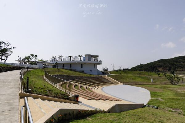 ▲▼恆春出火地質公園是墾丁近年新興景點,白天綠地公園、傍晚天然火焰交織。(圖/《黑皮的旅遊筆記》授權提供)
