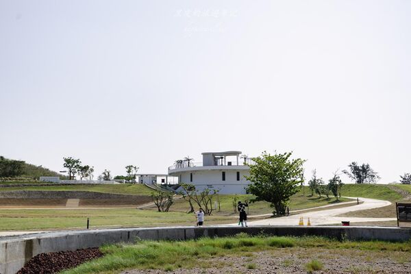 ▲▼恆春出火地質公園是墾丁近年新興景點,白天綠地公園、傍晚天然火焰交織。(圖/《黑皮的旅遊筆記》授權提供)