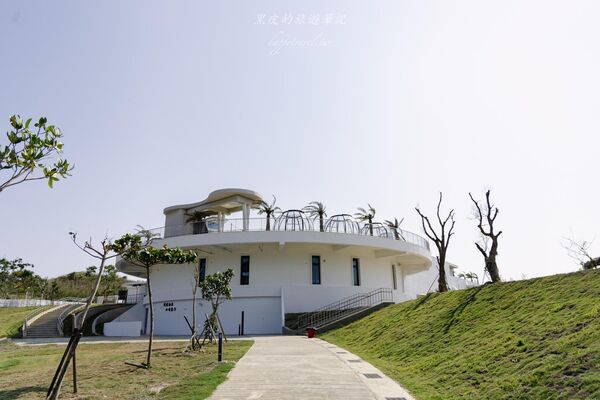 ▲▼恆春出火地質公園是墾丁近年新興景點,白天綠地公園、傍晚天然火焰交織。(圖/《黑皮的旅遊筆記》授權提供)