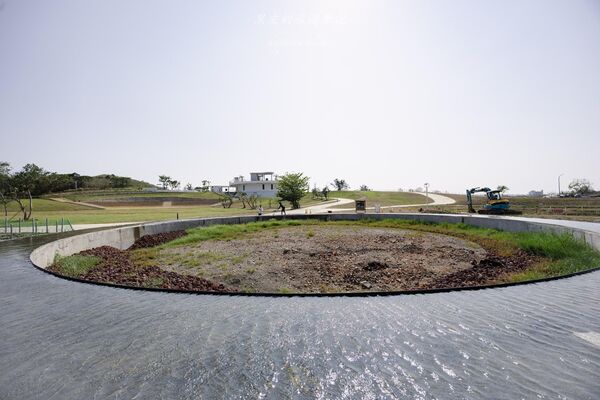 ▲▼恆春出火地質公園是墾丁近年新興景點,白天綠地公園、傍晚天然火焰交織。(圖/《黑皮的旅遊筆記》授權提供)