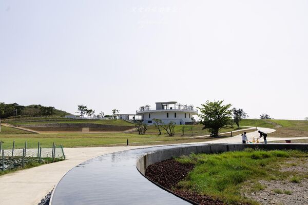 ▲▼恆春出火地質公園是墾丁近年新興景點,白天綠地公園、傍晚天然火焰交織。(圖/《黑皮的旅遊筆記》授權提供)