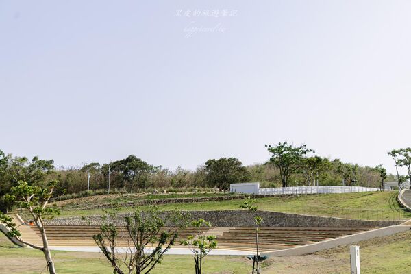 ▲▼恆春出火地質公園是墾丁近年新興景點,白天綠地公園、傍晚天然火焰交織。(圖/《黑皮的旅遊筆記》授權提供)