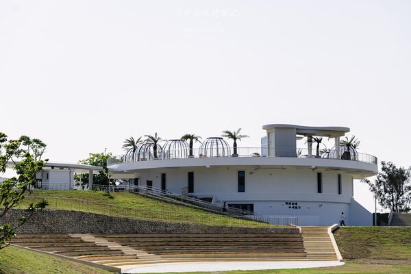 ▲▼恆春出火地質公園是墾丁近年新興景點,白天綠地公園、傍晚天然火焰交織。(圖/《黑皮的旅遊筆記》授權提供)