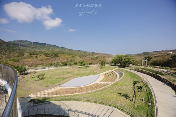 ▲▼恆春出火地質公園是墾丁近年新興景點,白天綠地公園、傍晚天然火焰交織。(圖/《黑皮的旅遊筆記》授權提供)