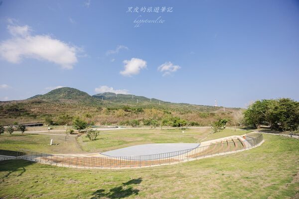 ▲▼恆春出火地質公園是墾丁近年新興景點,白天綠地公園、傍晚天然火焰交織。(圖/《黑皮的旅遊筆記》授權提供)