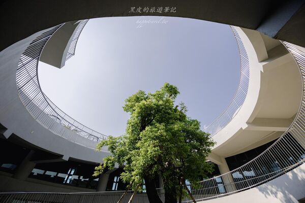 ▲▼恆春出火地質公園是墾丁近年新興景點,白天綠地公園、傍晚天然火焰交織。(圖/《黑皮的旅遊筆記》授權提供)