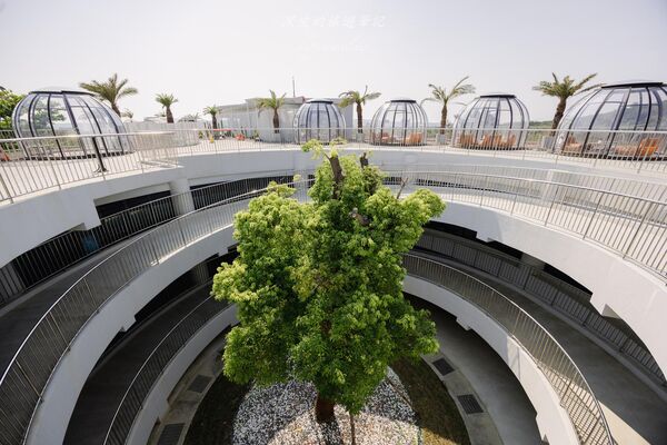 ▲▼恆春出火地質公園是墾丁近年新興景點,白天綠地公園、傍晚天然火焰交織。(圖/《黑皮的旅遊筆記》授權提供)