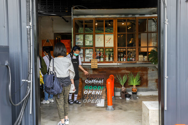 ▲▼公雞咖啡是北海岸人氣海景咖啡廳,飲料浮誇、菜單選擇多。(圖/《陳小可的吃喝玩樂》授權提供)