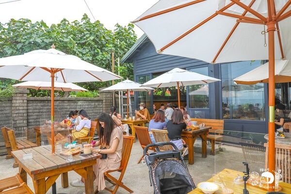 ▲▼公雞咖啡是北海岸人氣海景咖啡廳,飲料浮誇、菜單選擇多。(圖/《陳小可的吃喝玩樂》授權提供)