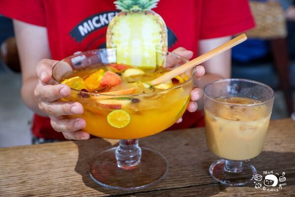 ▲▼公雞咖啡是北海岸人氣海景咖啡廳,飲料浮誇、菜單選擇多。(圖/《陳小可的吃喝玩樂》授權提供)