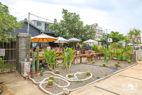 ▲▼公雞咖啡是北海岸人氣海景咖啡廳,飲料浮誇、菜單選擇多。(圖/《陳小可的吃喝玩樂》授權提供)