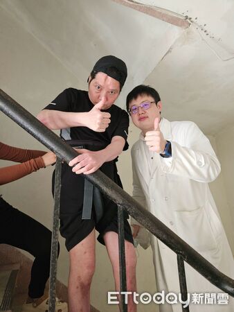 ▲▼花蓮慈院中醫部副主任陳中奎到阿虎家中,為阿虎進行居家中醫治療。(圖/慈濟醫學中心提供,下同)