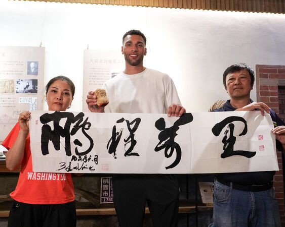 ▲NBA兩屆灌籃王拉文,今日前往大溪老街體驗寫書法,並參拜強運擲出聖筊。(圖/雲豹提供)