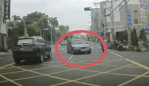 ▲溪湖鎮彰水路轎車逆向切進加油站。(圖/翻攝自threads/t1116_授權提供)