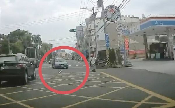 ▲溪湖鎮彰水路轎車逆向切進加油站。(圖/翻攝自threads/t1116_授權提供)