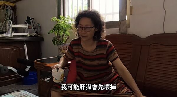 ▲▼Andy替媽祈福。(圖/翻攝自YouTube/Andy老師)