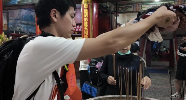 ▲▼Andy替媽祈福。(圖/翻攝自YouTube/Andy老師)